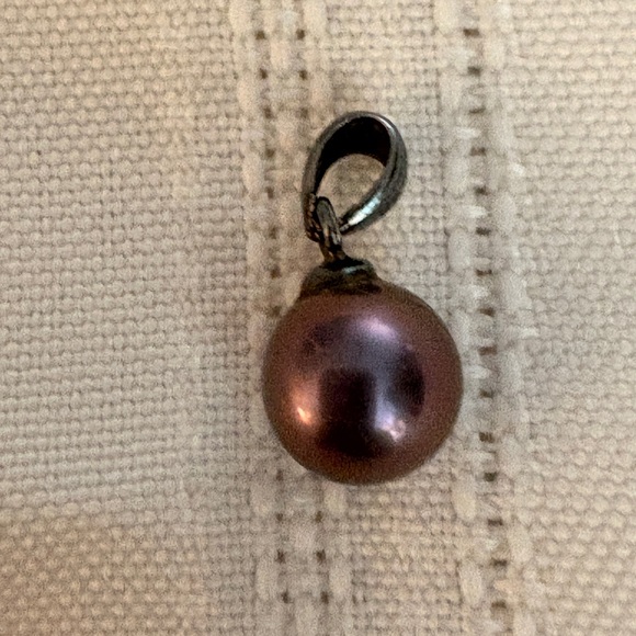 Elegant Pearl Pendant Necklace - Picture 4 of 5